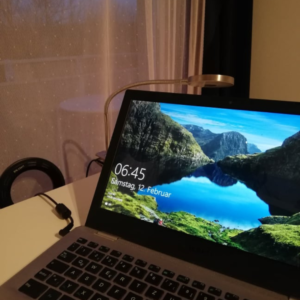 Laptop mit Bildschirmschoner Berglandschaft