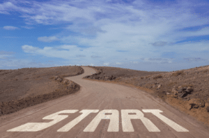 Straße mit Schriftzug "Start"