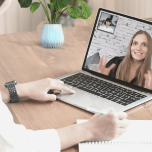 Zoom-Call, Rosa auf Laptop sichtbar