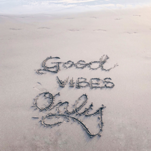 Schrift am Strand "Good Vibes only"