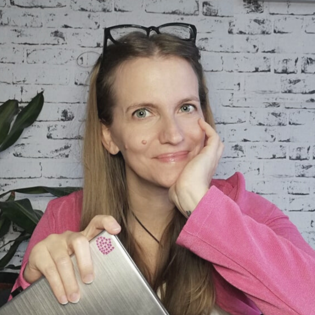 Portrait Rosa Kainz (mit Laptop, pinkfarbene Jacke)