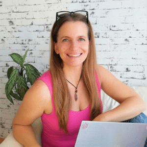 Rosa mit pinken Shirt vor Laptop