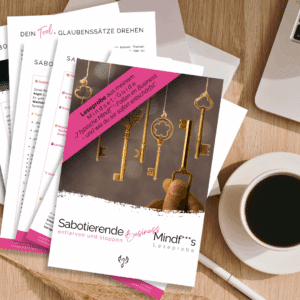 Asugedruckte Inhalte vom Freebie auf Schreibtisch mit Kaffee und Laptop
