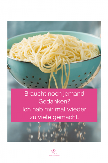 Sieb mit vielen Spaghetti. Zitat-Text: "Braucht noch jemand Gedanken? Ich hab mir mal wieder zu viele gemacht."