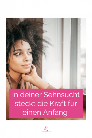 Frau schaut träumerisch aus dem Fenster. Zitat-Text: "In deiner Sehnsucht steckt die Kraft für einen Anfang​"