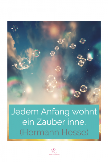 Himmel mit Wolken, Regenbogen und Seifenblasen. Zitat-Text: "Jedem Anfang wohnt ein Zauber inne. (Hermann Hesse)​"