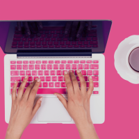 Frau tippt auf Laptop mit pinker Tastatur