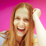 Portrait Rosa Kainz mit pinkem Hintergrund